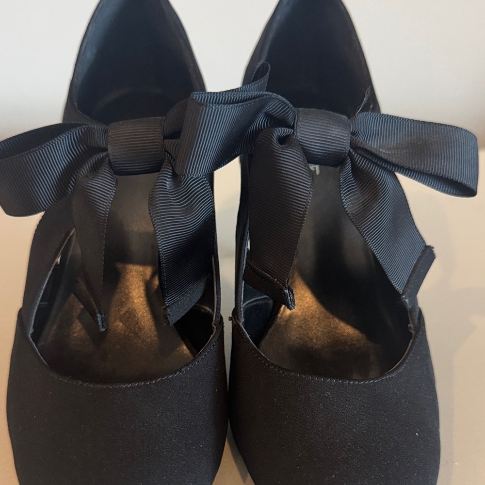 Impo Black Bow-Front Closed-Toe Heels - Picture 3 of 8
